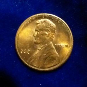 A 1986 no mint mark Lincoln Memorial and a 1968 d  penny bronze